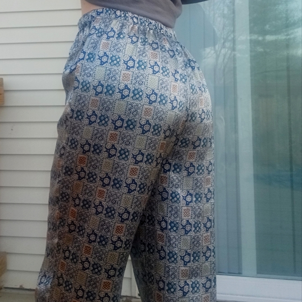Elastic waist band satin pants